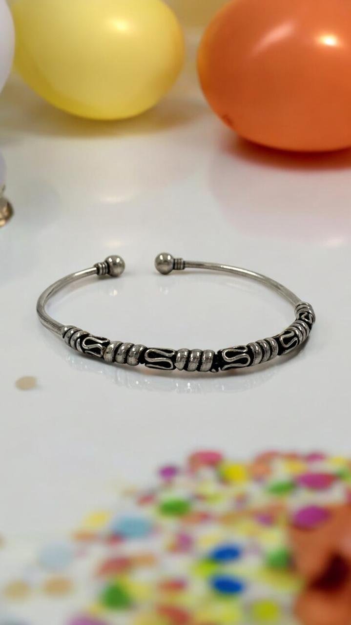 Bangle model with silver polish bracelet