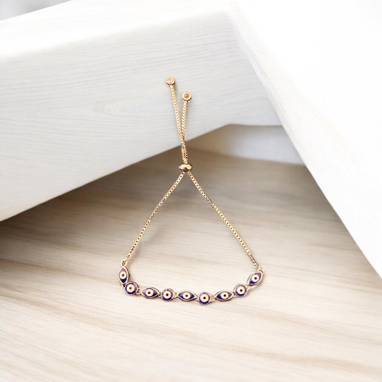 Chain modal bracelet with silver polish evil eye model