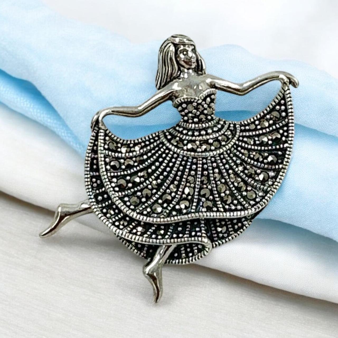 Dancing Doll Elegance Saree Pin