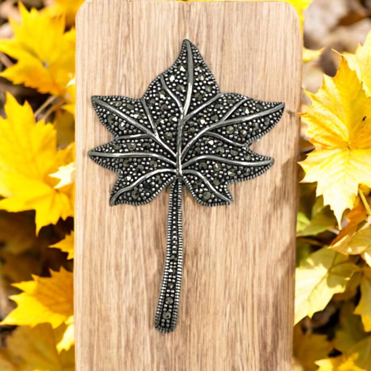 Elegant Leaf Motif Saree Pin