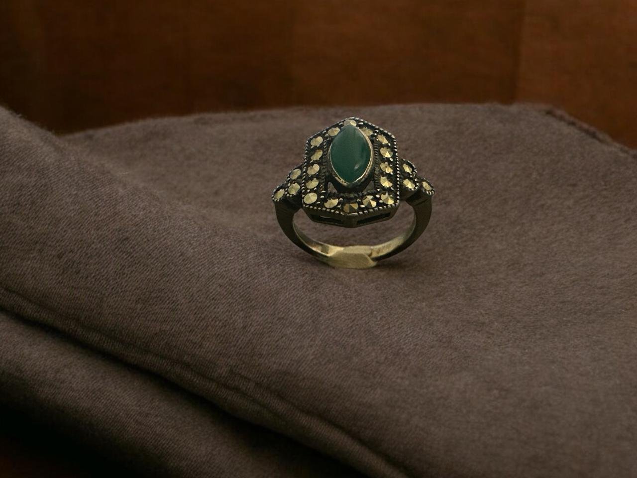 Green & Marker Stones Silver Polish Ladies