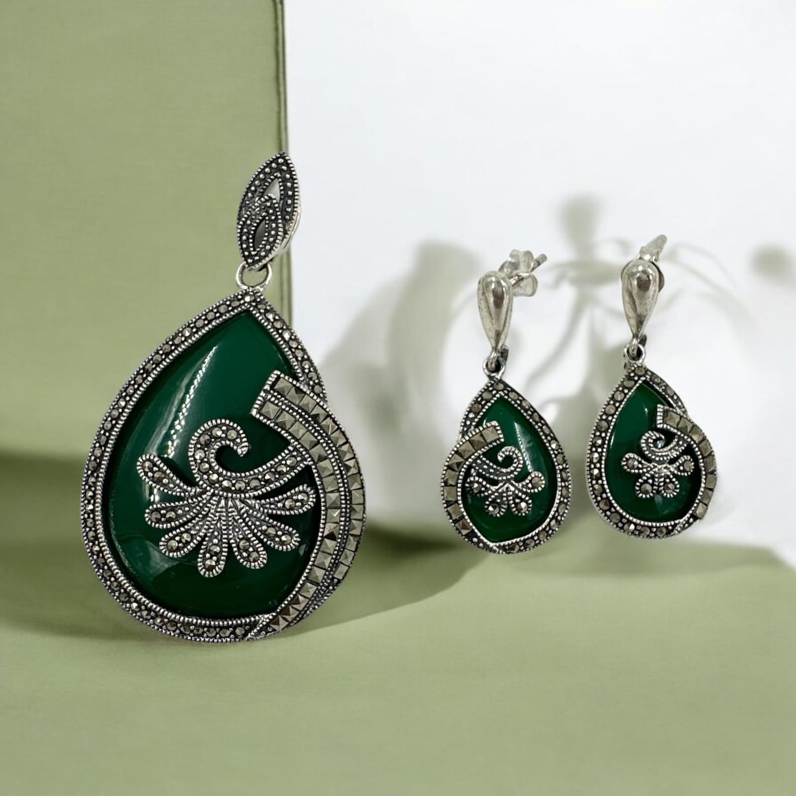 Marker & Green Stone Pendant Set