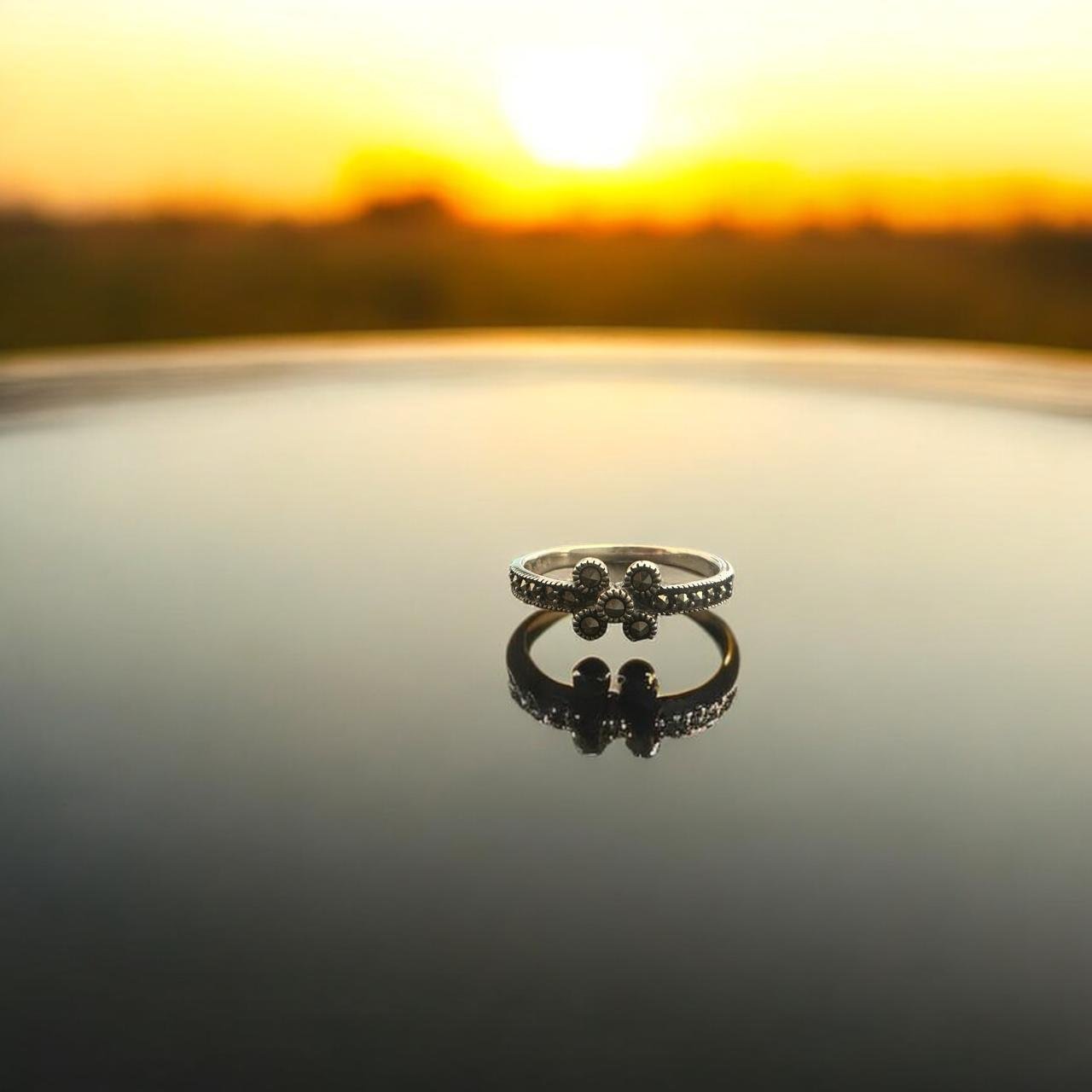 Marker Stone Ladies Finger Ring
