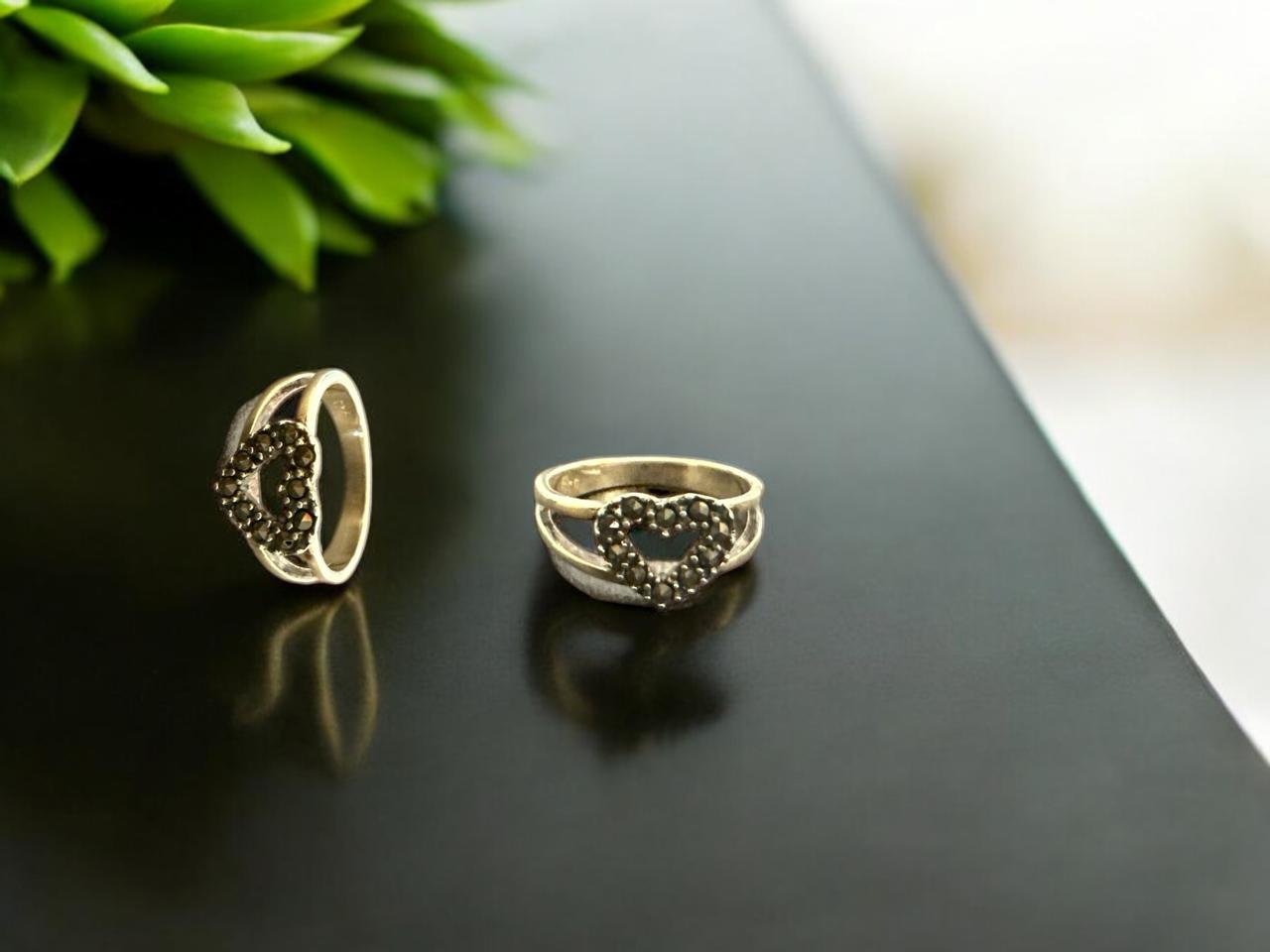 Marker stone symbol finger ring