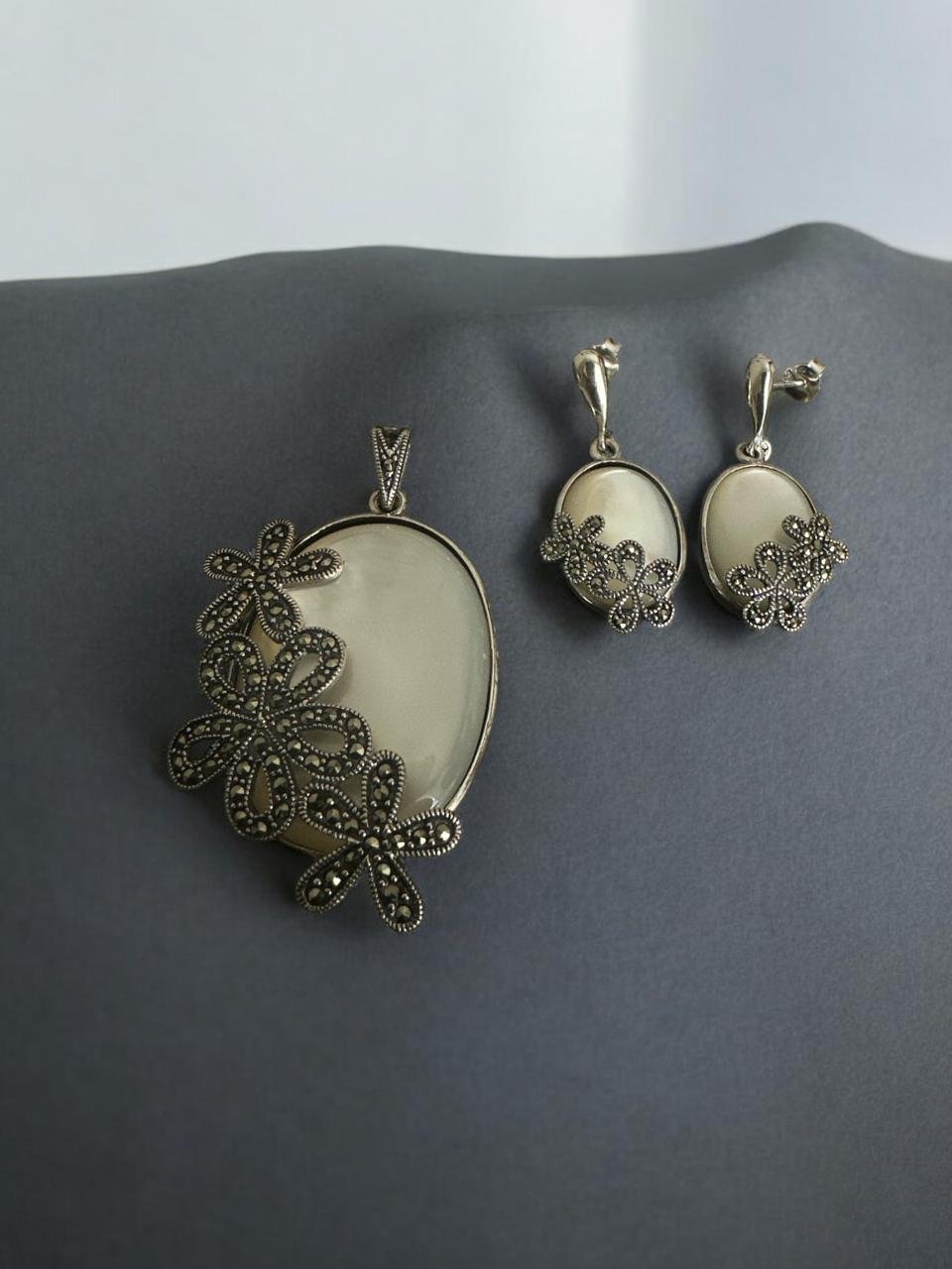 Marker stones and white  big stones with silver polish pendent set