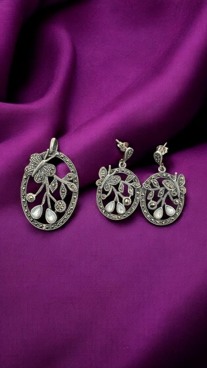 Marker stones and white stones with silver polish pendent set