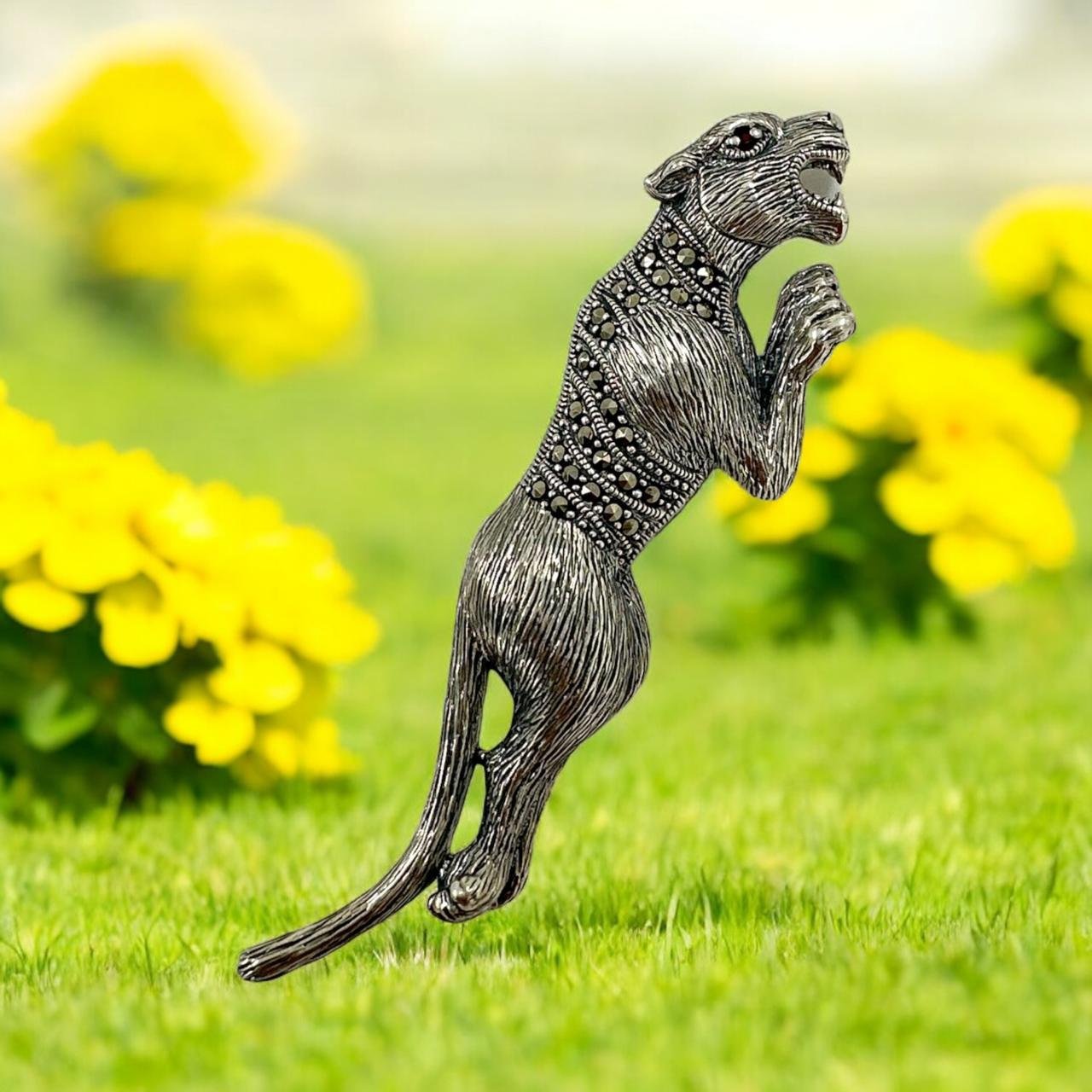 Marker stones  with  jaguar   madel saree pin