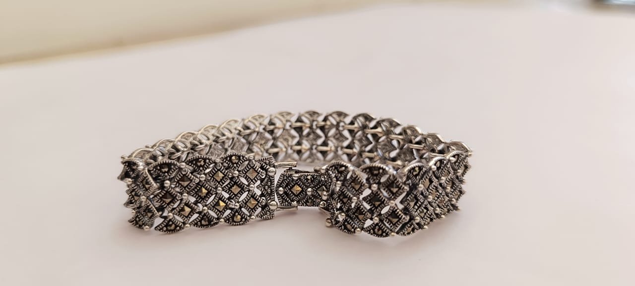 Men's bracelet with silver polish and marker stones